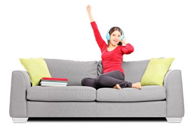Kanepede oturmuş öğrenci müzik dinleme