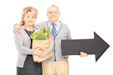hombre y mujer sosteniendo la bolsa y la flecha