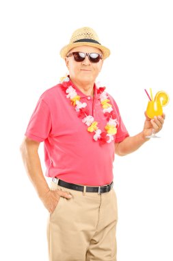 Adam tatilde kokteyl holding