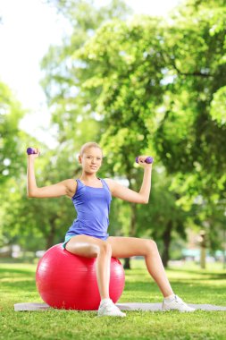 kadın atlet topu ve egzersiz