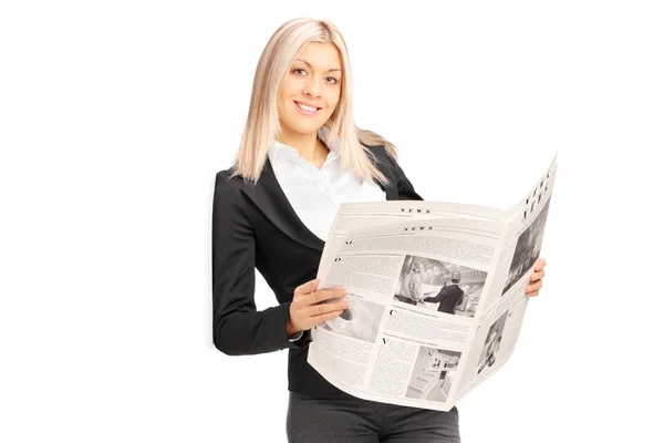 Деловая женщина держит газету — стоковое фото