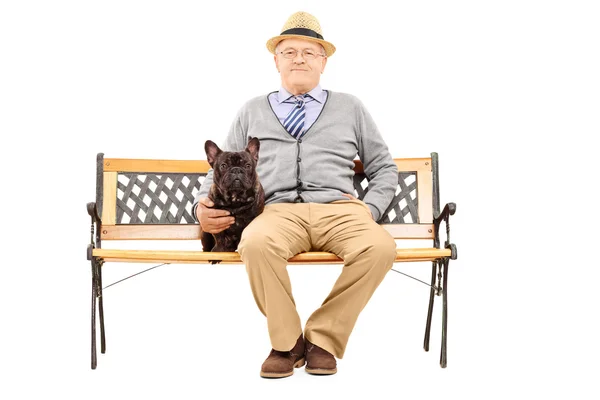 Старший джентльмен на лавці зі своїм собакою — стокове фото