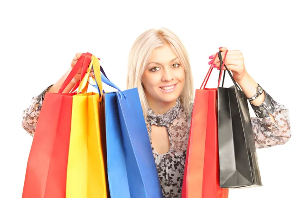 Jeune femme tenant des sacs à provisions — Photo