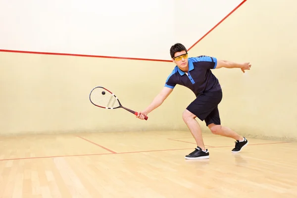 Squash-Spieler hiting ball — Stockfoto