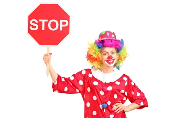 Клоун держит знак "стоп" — стоковое фото