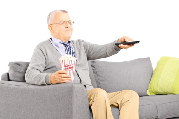 Senior gentleman tv kijken — Stockfoto