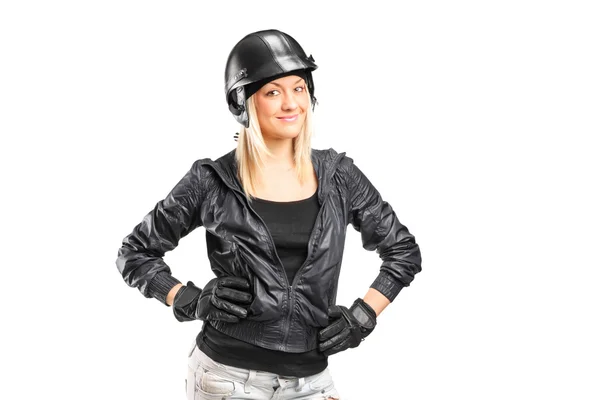 Motorradfahrerin mit Helm — Stockfoto