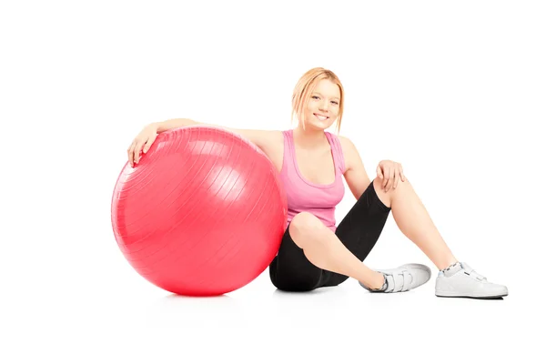 Atleta femenina con balón de pilates — Foto de Stock