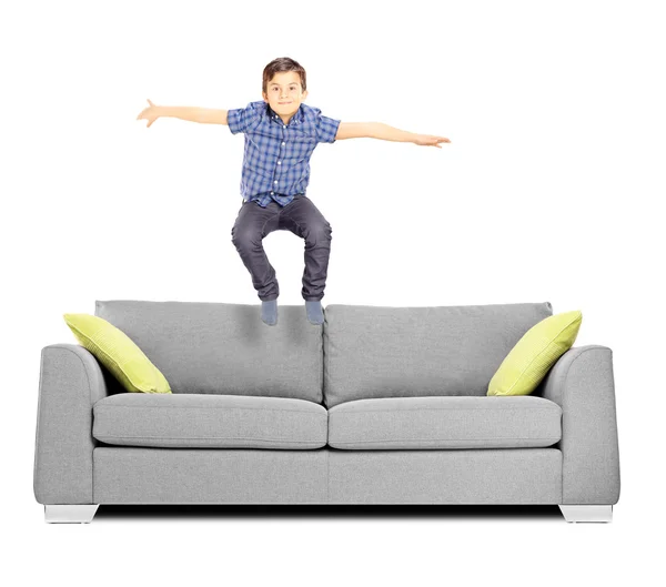 Ugrás a kanapé kisfiú — Stock Fotó