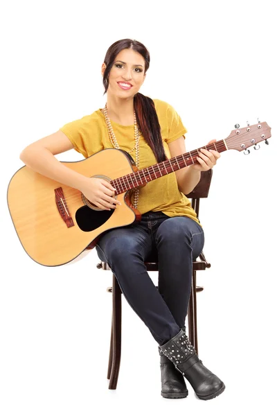Kvinnliga musiker anläggning akustisk gitarr — Stockfoto