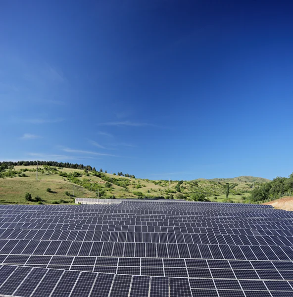 Paneli słonecznych ogniw fotowoltaicznychzonne-cel van de fotovoltaïsche panelen — Stockfoto