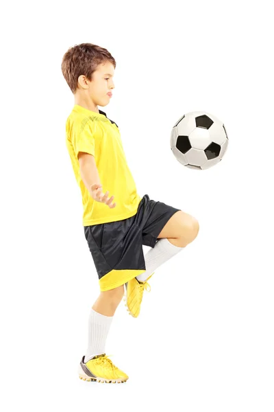 Niño trotando con pelota de fútbol — Foto de Stock