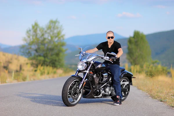 Människan på kostym gjort motorcykel — Stockfoto