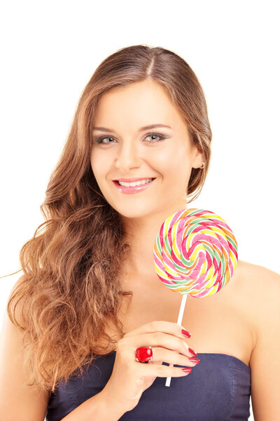 Женщина держит леденец
