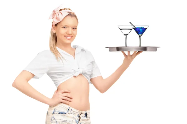 Serveerster bedrijf lade met cocktails — Stockfoto