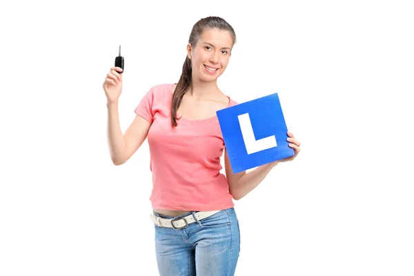 Adolescente segurando chave do carro e placa L — Fotografia de Stock