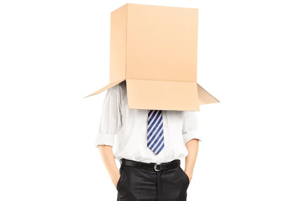 Uomo con scatola di cartone sulla testa — Foto Stock