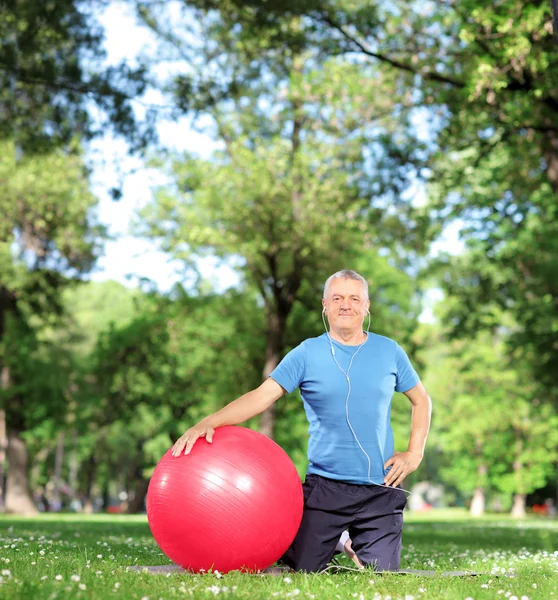 एक व्यायाम गेंद के साथ पुरुष — स्टॉक फ़ोटो, इमेज