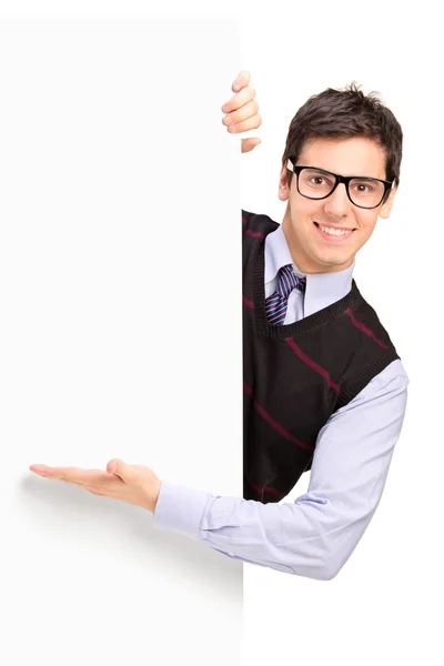 Masculino posando atrás branco painel — Fotografia de Stock