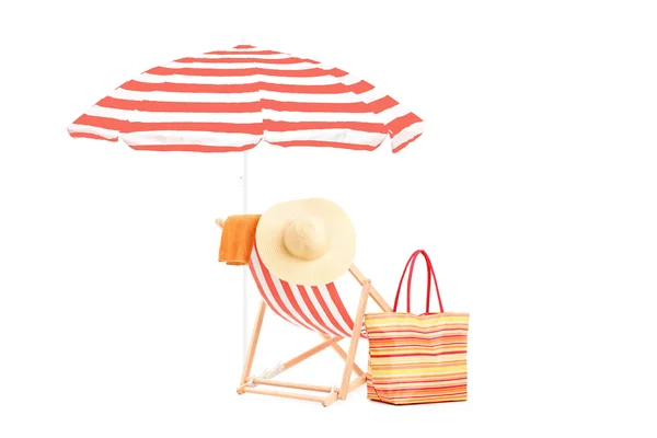 Zon ligstoel, paraplu en zomer accessoires — Stockfoto