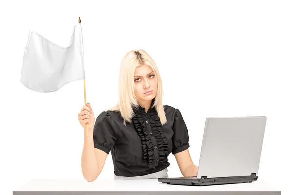 Traurige Arbeiterin schwenkt weiße Fahne — Stockfoto