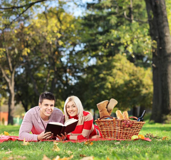Pasangan membaca buku di taman — Stok Foto