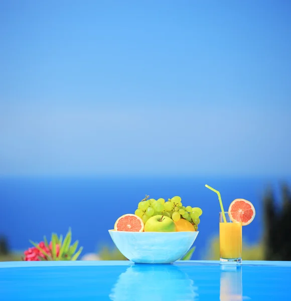 ジュースとさまざまな果物のボウル — 图库照片