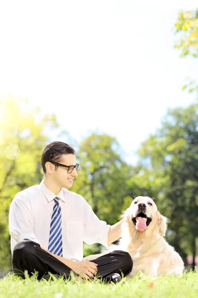 Молодой бизнесмен со своей собакой — стоковое фото