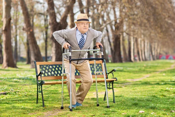 Älterer Herr mit Rollator — Stockfoto