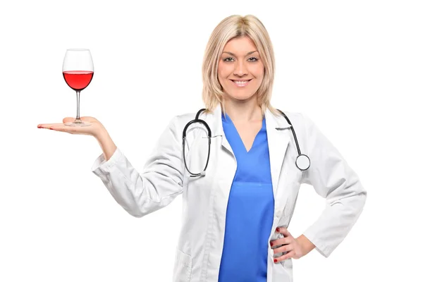 一位女医生举行葡萄酒玻璃 — 图库照片