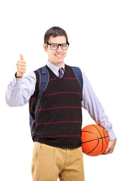 Estudante masculino segurando basquete — Fotografia de Stock