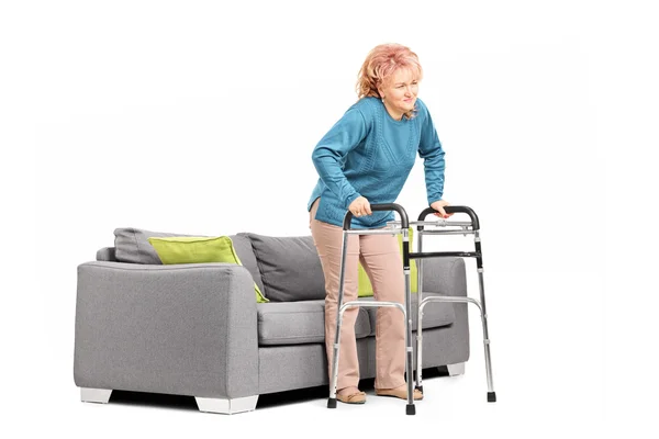 Ältere Dame steht mit Rollator — Stockfoto