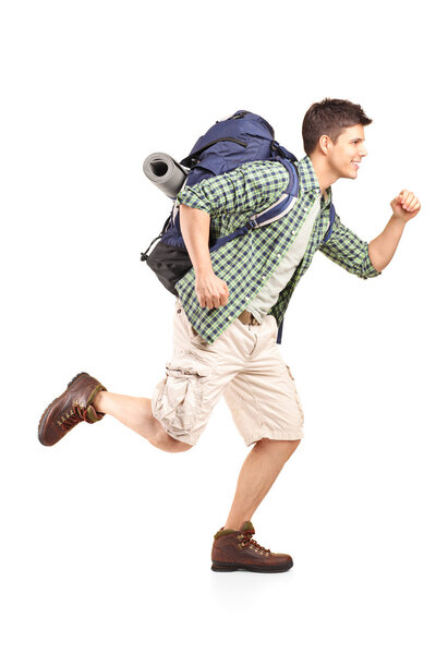 Турист с рюкзаком работает
