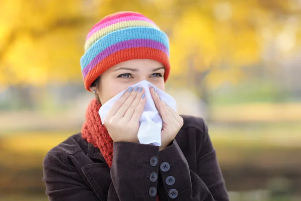 Mujer con tejido que tiene gripe — Foto de Stock