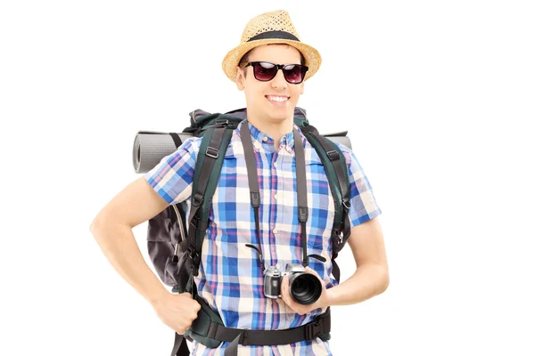 Caminante con mochila y cámara — Foto de Stock