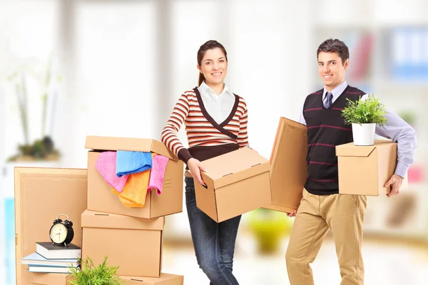 Man en vrouw verhuizen naar een appartement — Stockfoto