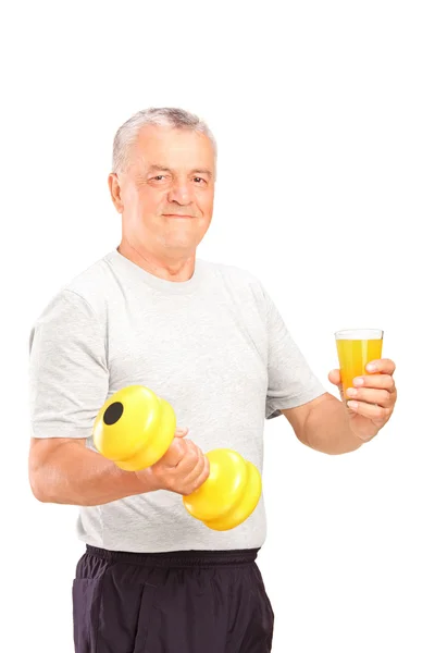 Hombre sosteniendo mancuerna y jugo — Foto de Stock