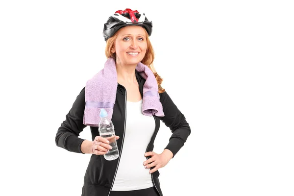 Frau hält Flasche Wasser in der Hand — Stockfoto