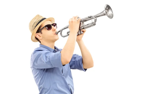 Joven músico masculino tocando la trompeta — Foto de Stock