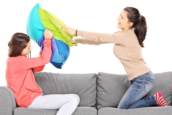 Chicas teniendo una pelea de almohadas — Foto de Stock