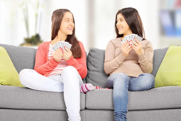Teini-ikäiset tytöt pelaa korttia — kuvapankkivalokuva