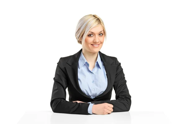 Zakenvrouw zit aan Bureau — Stockfoto