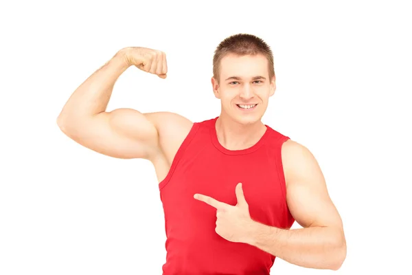근육 질의 젊은 남자가 보여주는 팔 뚝 — 스톡 사진