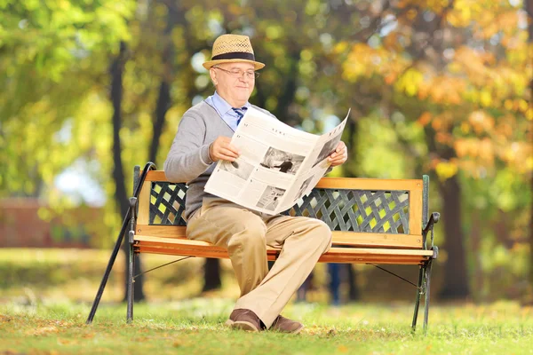 Caballero mayor leyendo un periódico — Foto de Stock