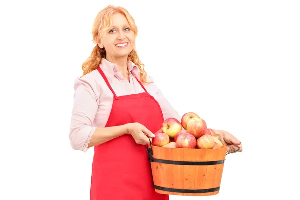Mulher segurando balde cheio de maçãs — Fotografia de Stock