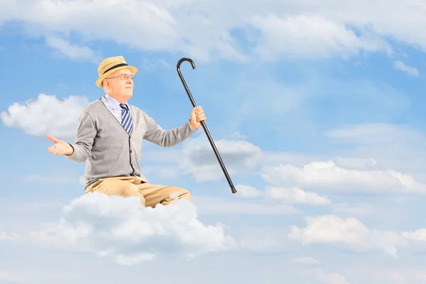 Homme âgé flottant sur un nuage — Photo