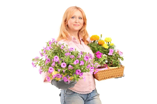 Donna che tiene i fiori — Foto Stock