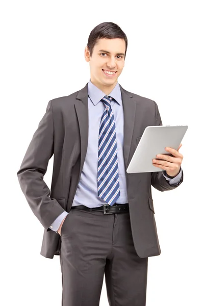 Biznesmen uśmiechający się trzymając tabletkę — Zdjęcie stockowe