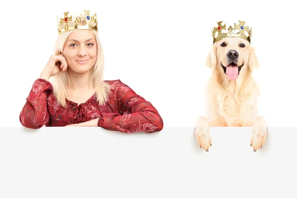 Real hembra y perro con coronas — Foto de Stock