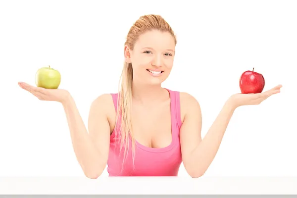 Самка держит яблоки в руках — стоковое фото